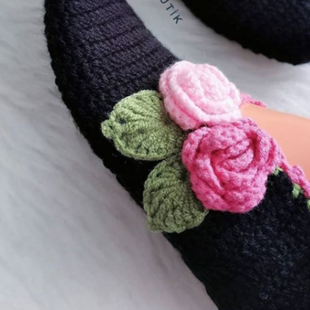 Crochet slippers with roses